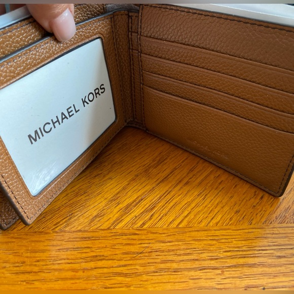 Michael Kors Men’s Brown Leather Russel Billfold Wallet. Style number 36T7LRUF6L - Picture 5 of 9